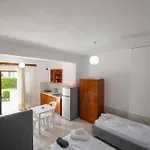 Tre Motrat Ksamil
