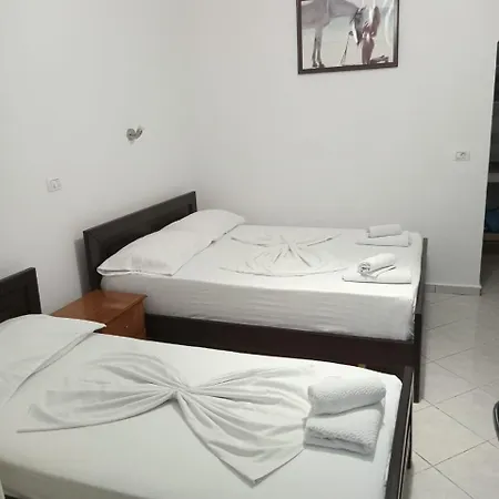 Tre Motrat Guest house Ksamil
