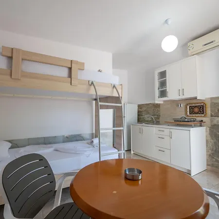 Tre Motrat Pensionat