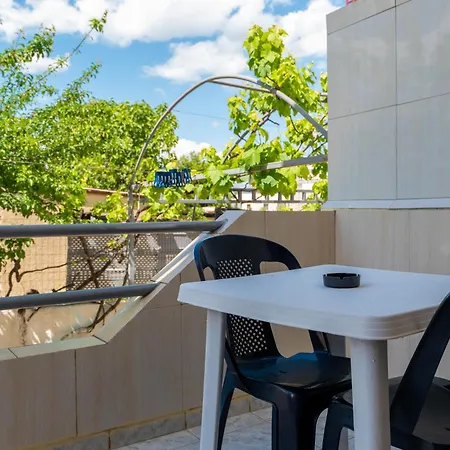 Tre Motrat בית הארחה