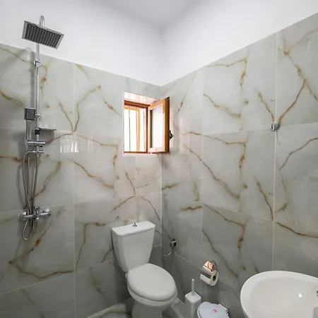 Tre Motrat בית הארחה *