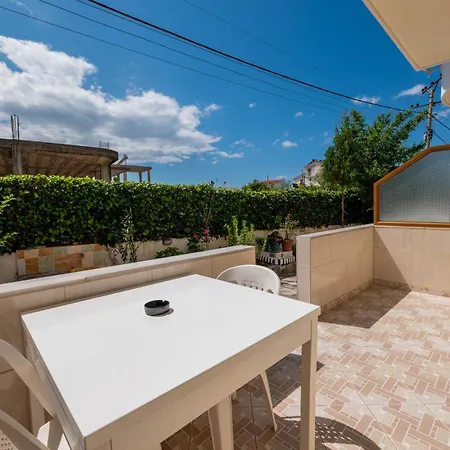 Tre Motrat בית הארחה *