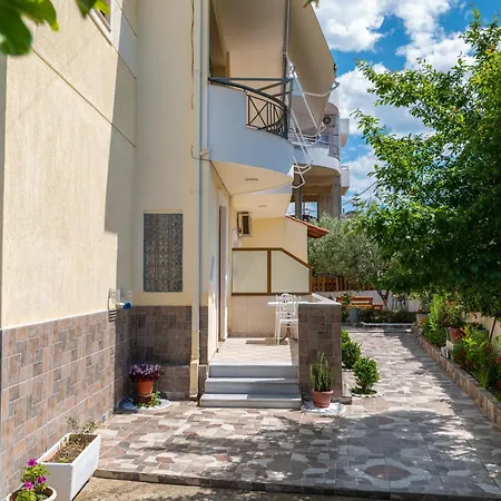 Tre Motrat בית הארחה *