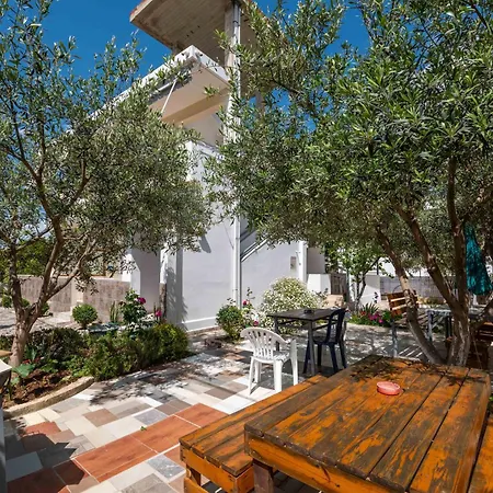 Tre Motrat בית הארחה