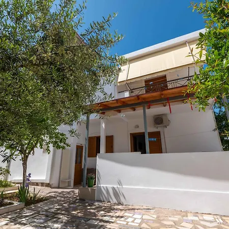 Tre Motrat בית הארחה *