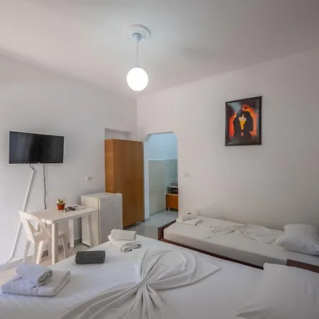 Tre Motrat בית הארחה