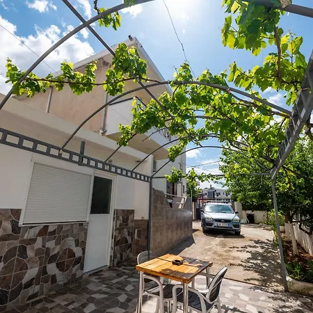 Tre Motrat Guest house Ksamil