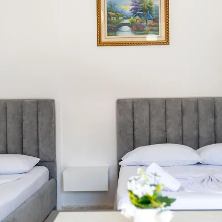 Tre Motrat 3* Ksamil