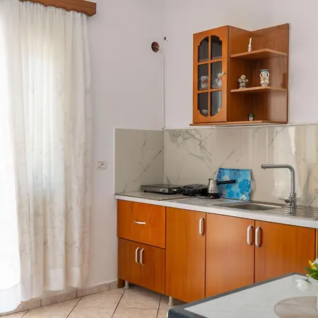 Tre Motrat Guest house Ksamil