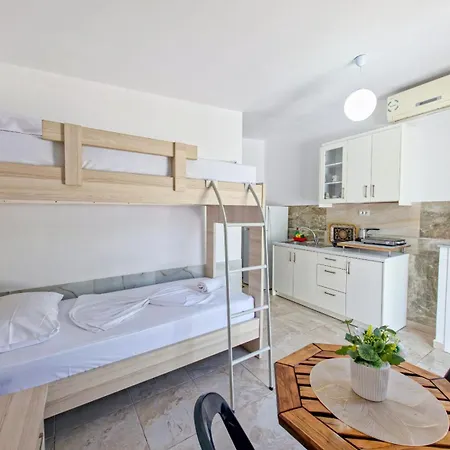Tre Motrat Guest house Ksamil